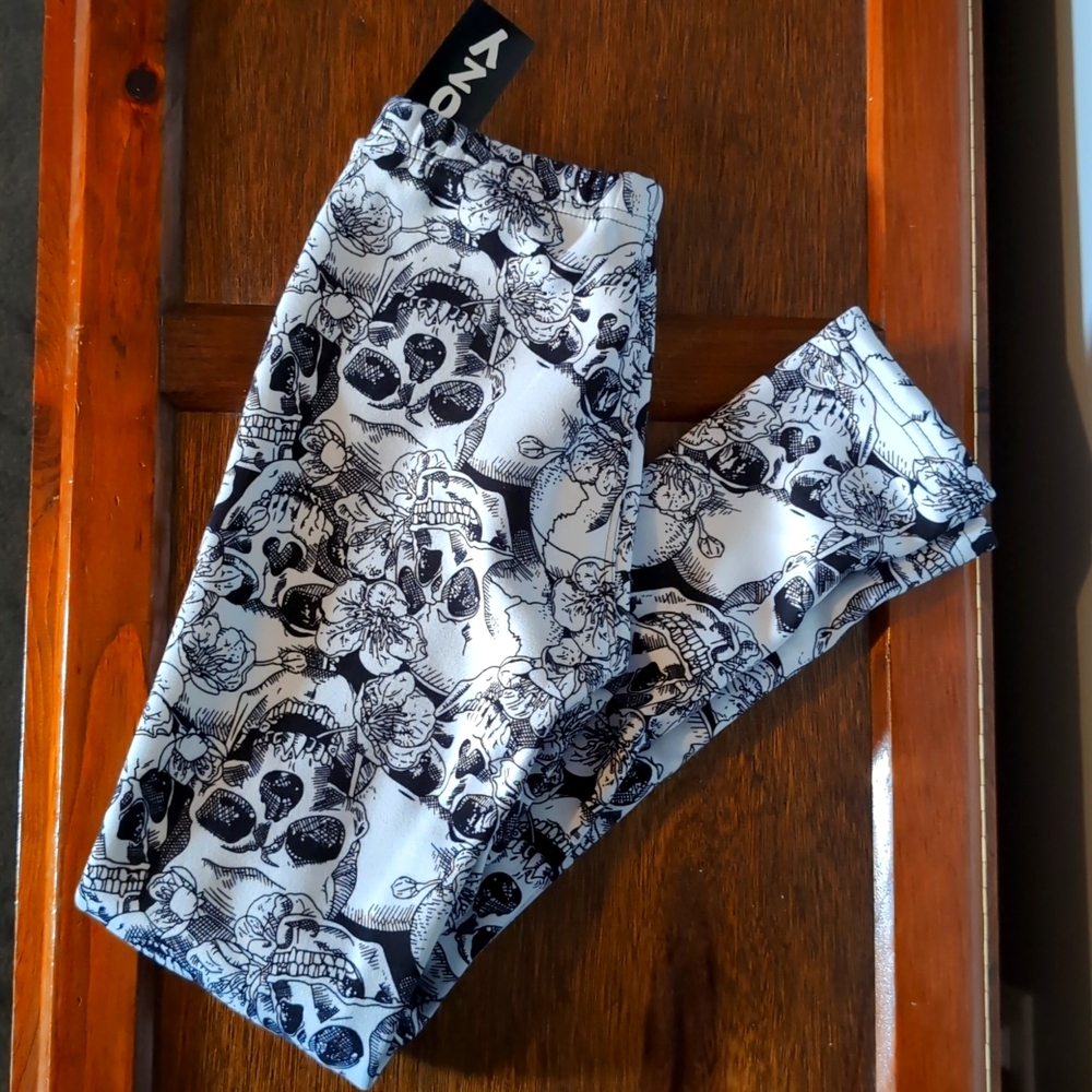 NWT Fleece Lined Skull Leggings